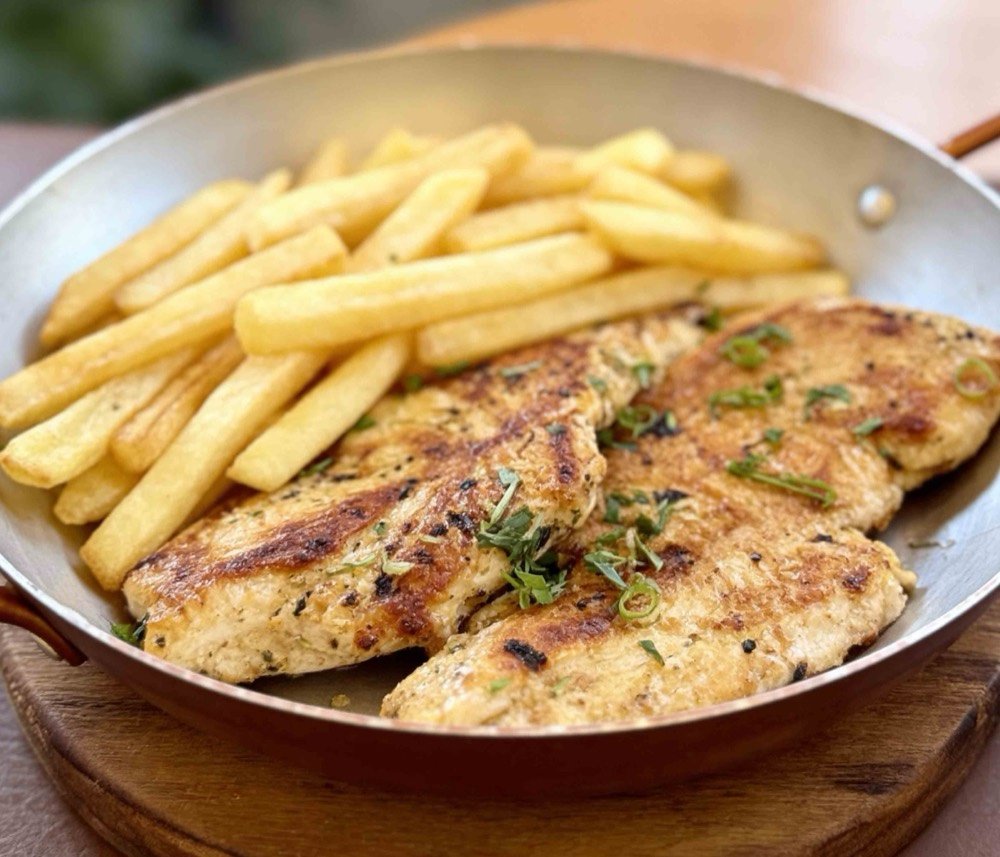 Filé de frango grelhado com fritas