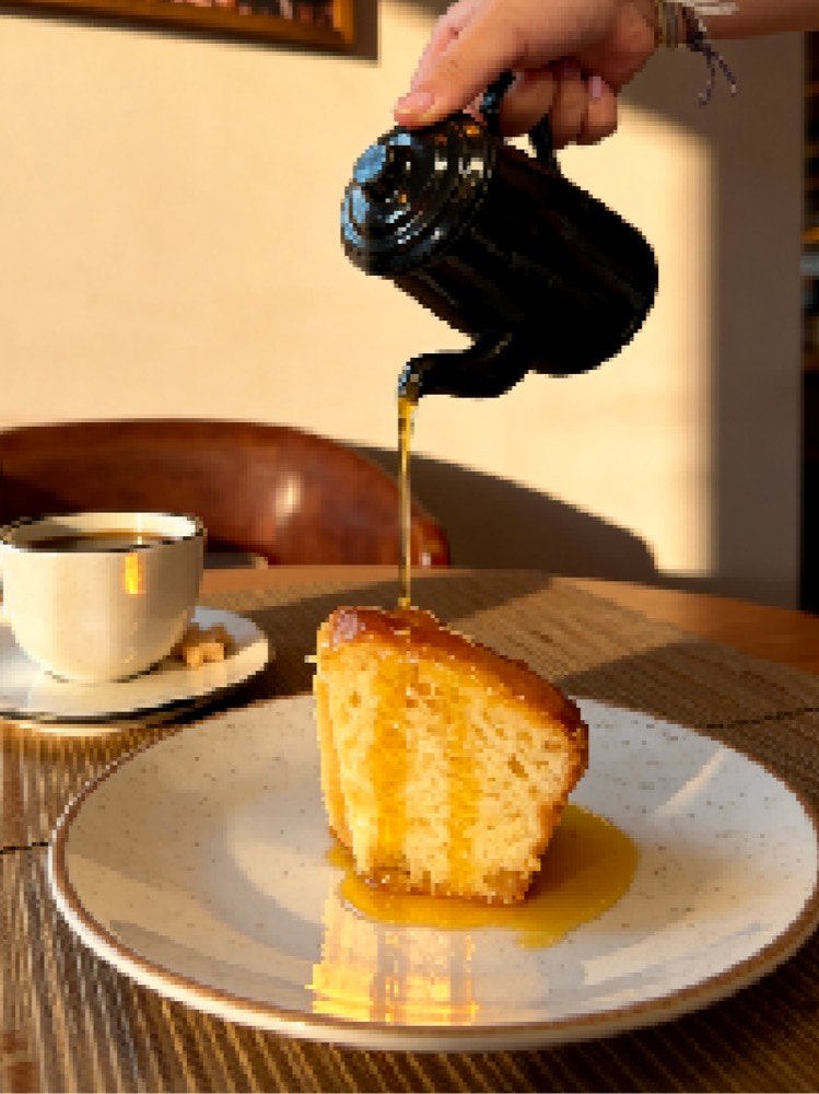 Bolo do dia com calda e café